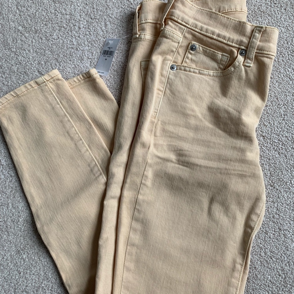 Mid rise true skinny Gap jeans in yellow color